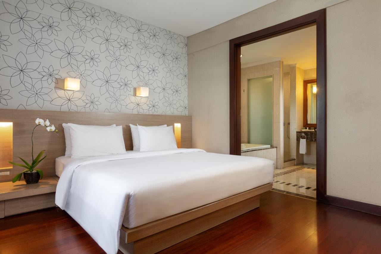 Hotel Santika 3*