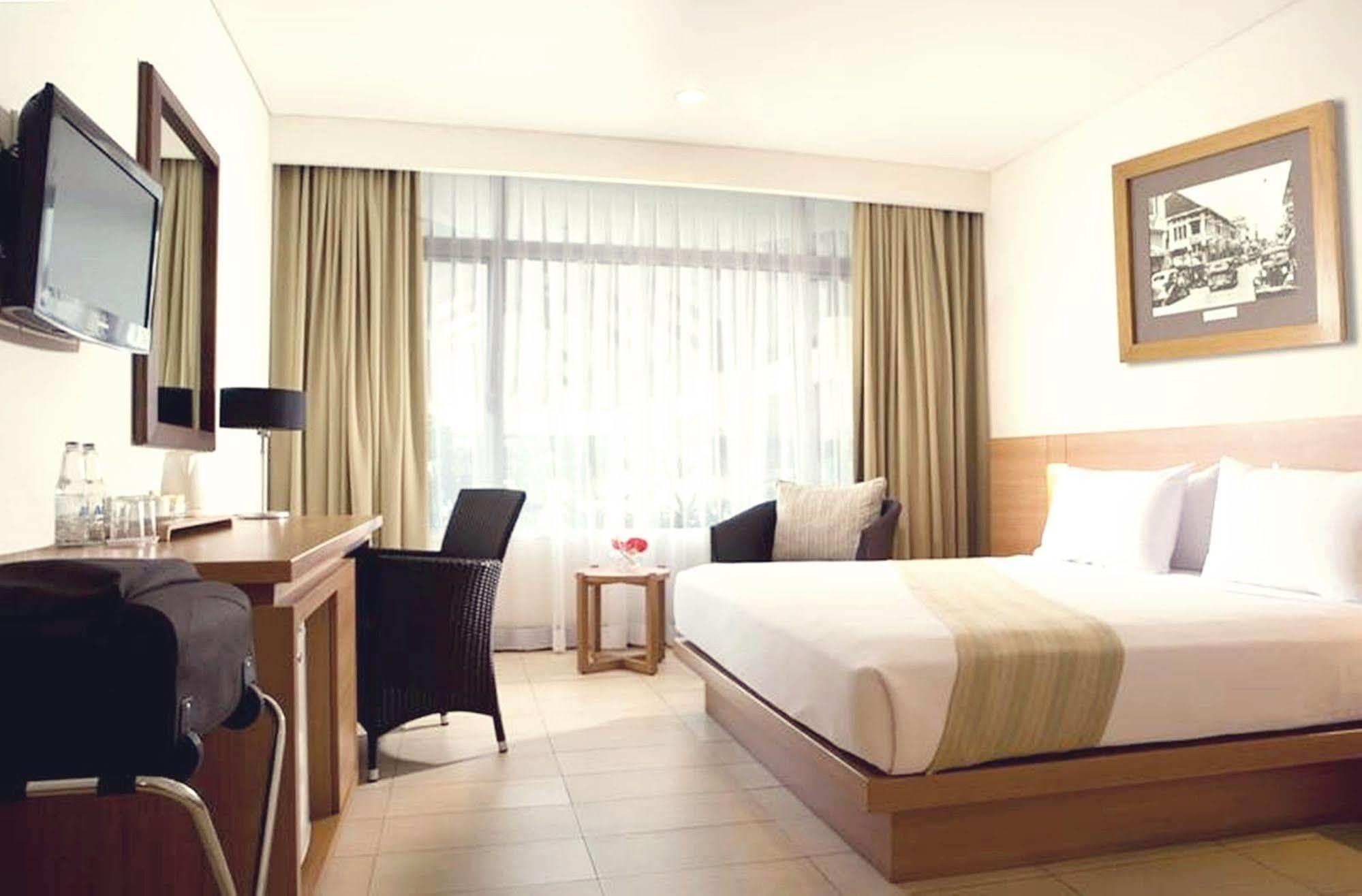 Hotel Santika 3*