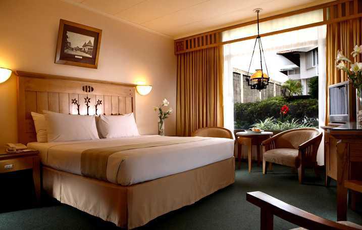 Hotel Santika 3*