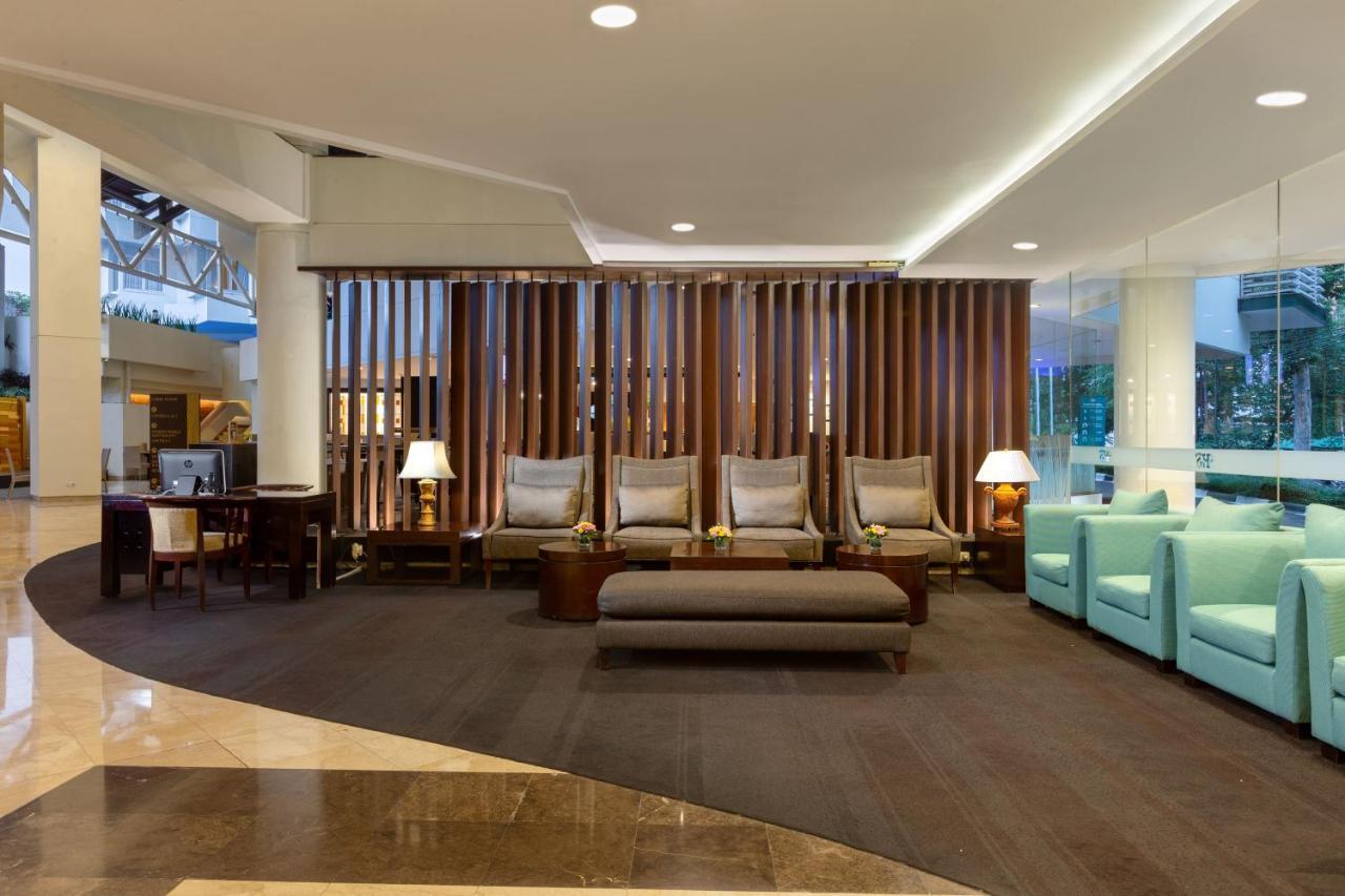 Hotel Santika 3*