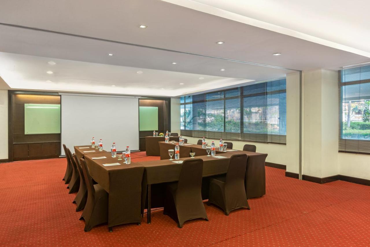 Hotel Santika 3*