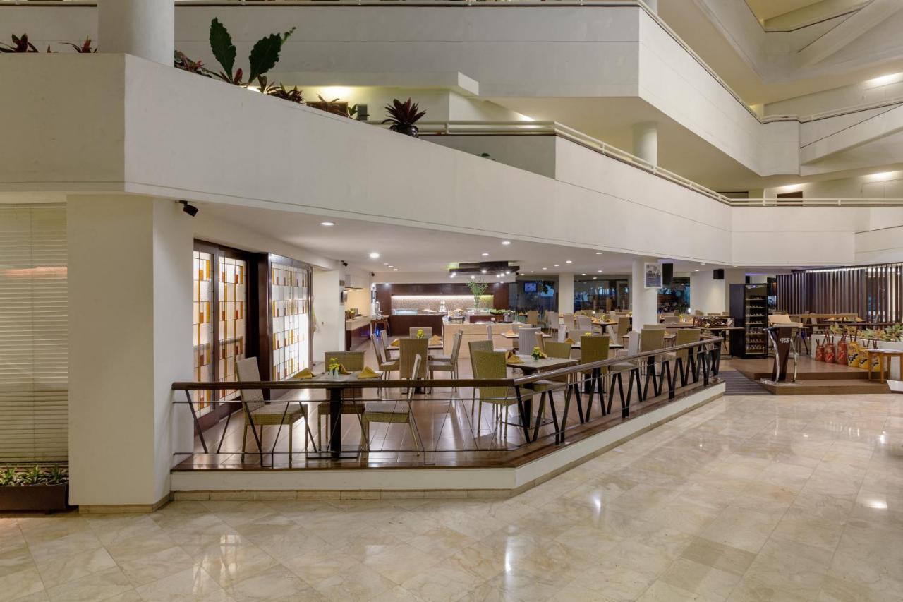Hotel Santika 3*